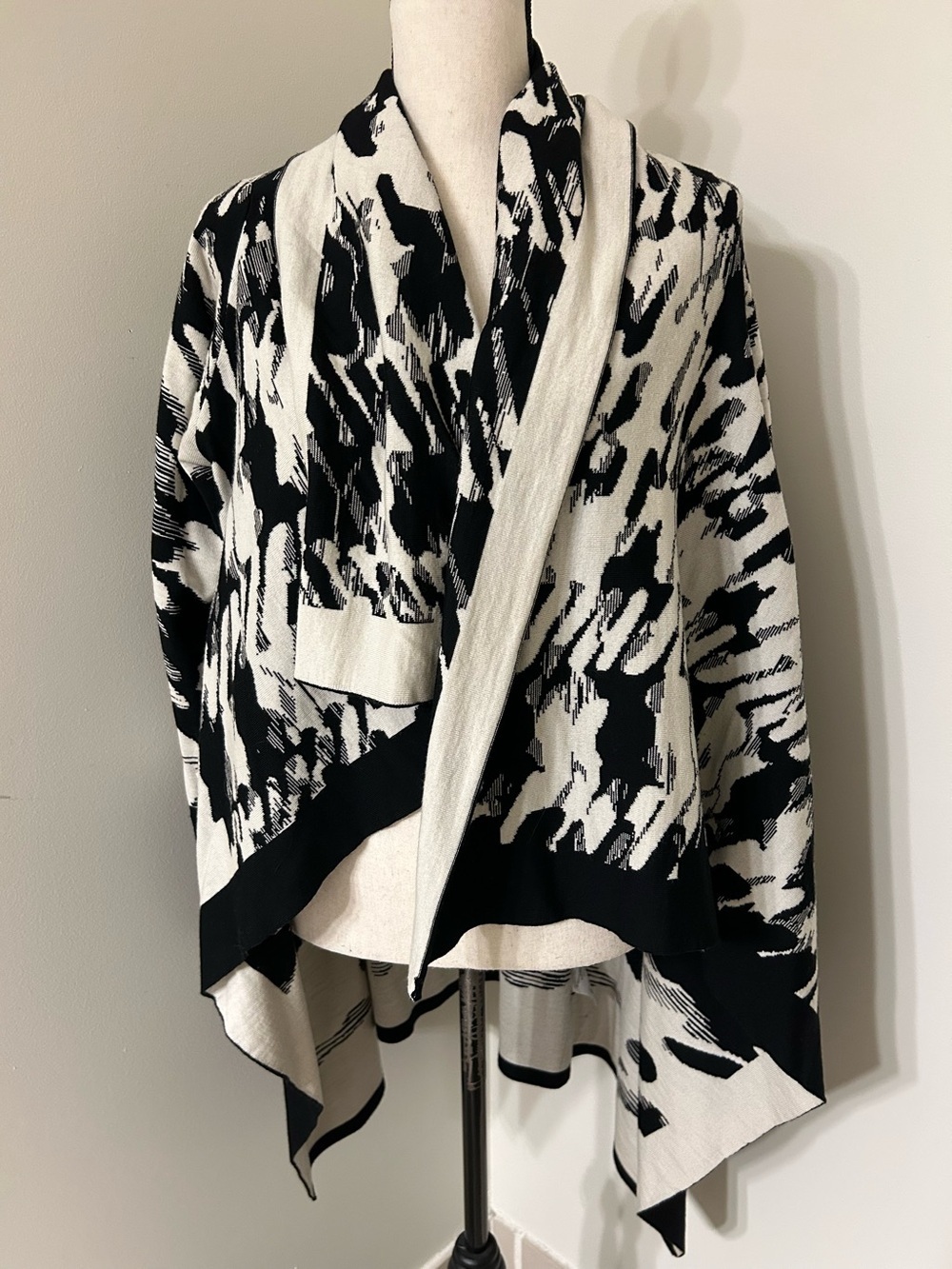 Escada Black White Abstract Wool Shawl Cardigan Wrap Size 40 Luxury Designer